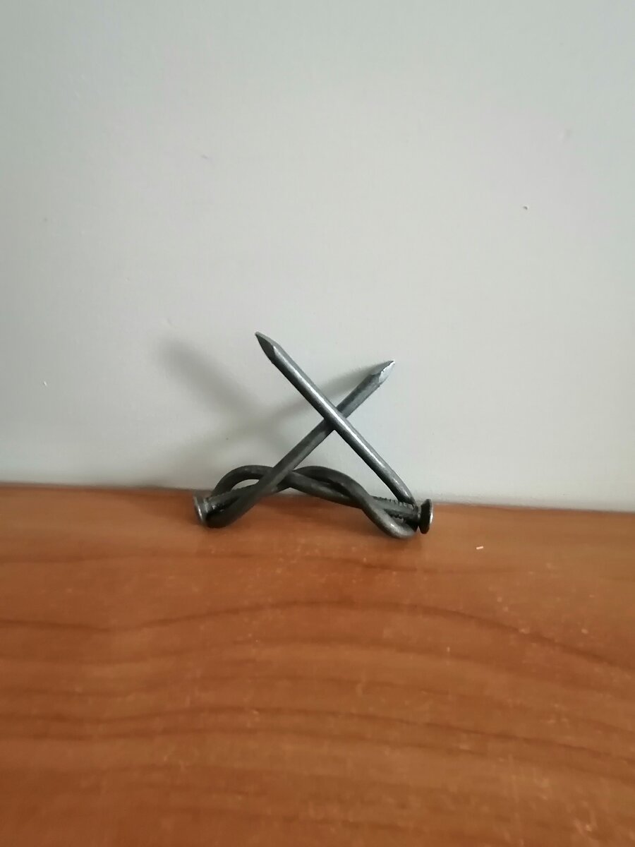 Один из самых необычных моих сувениров. Участник "Общества силачей" проходил у нас лечение в дневном стационаре после ЧМТ. Гвозди связал узлом  голыми  руками  в процессе  лечения ) 