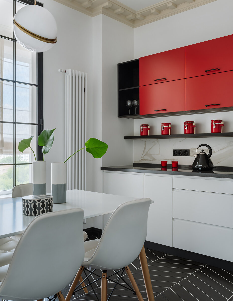 Дизайнер оформила однушку 35 м² красными акцентами и этническими ...