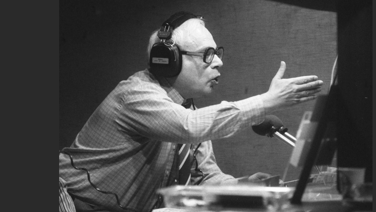 Вот он, этот человек-загадка, в момент ведения передачи. Кадр с  rsute