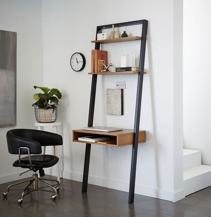 Стол с лестницей и полкой