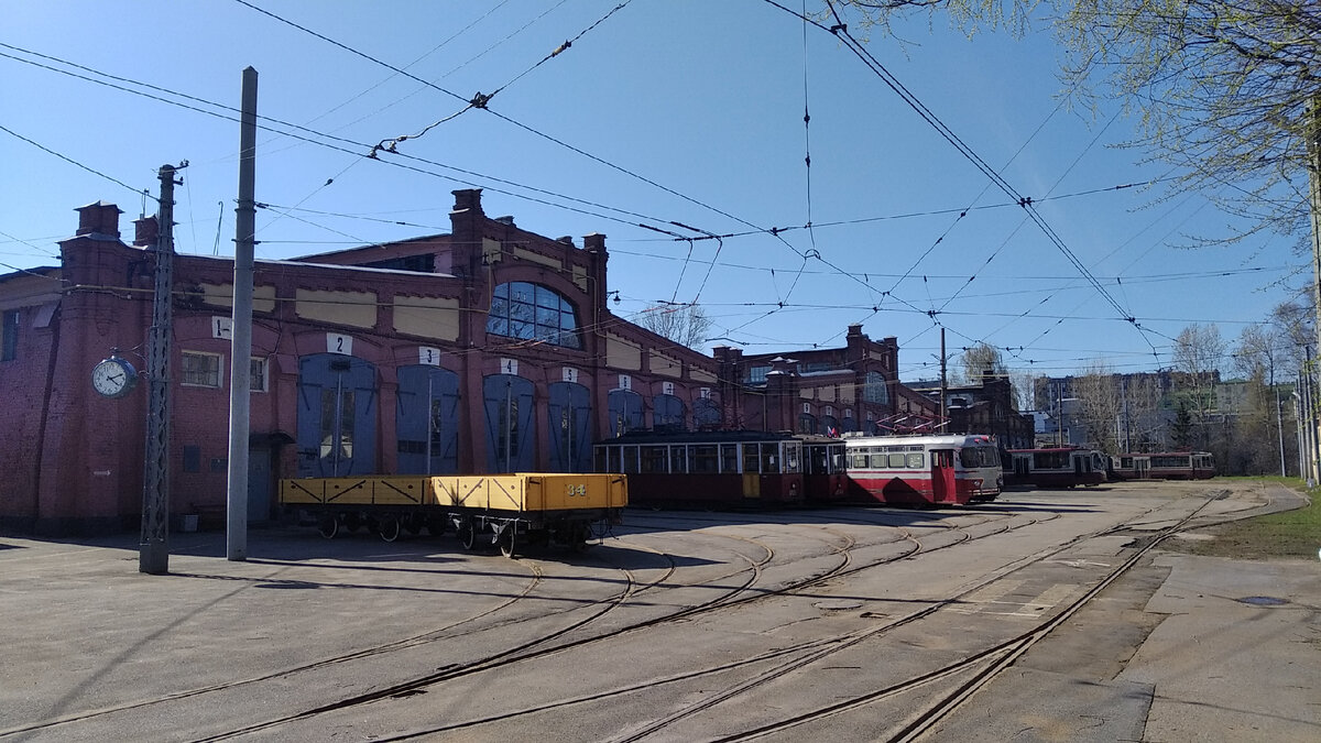 Здание трамвайного депо на Васильевском острове - памятник архитектуры "модерн" начала XX века. 