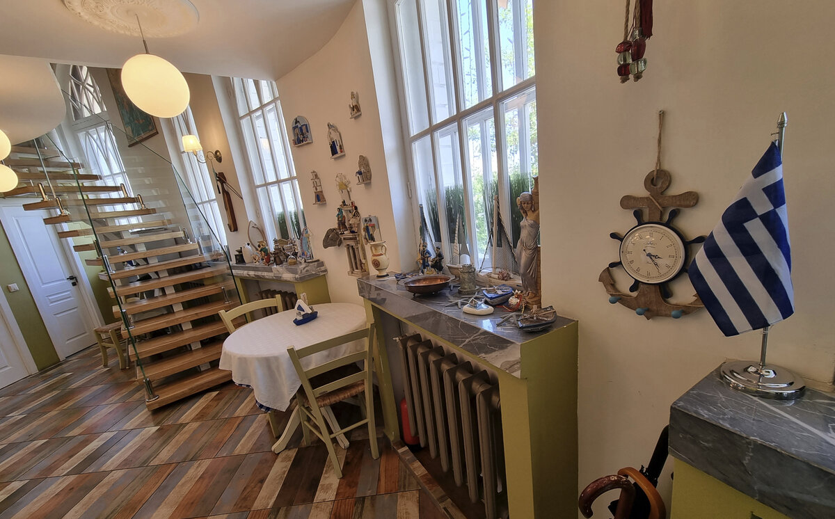 "Пита&Сувлаки", интерьер. Лестница.