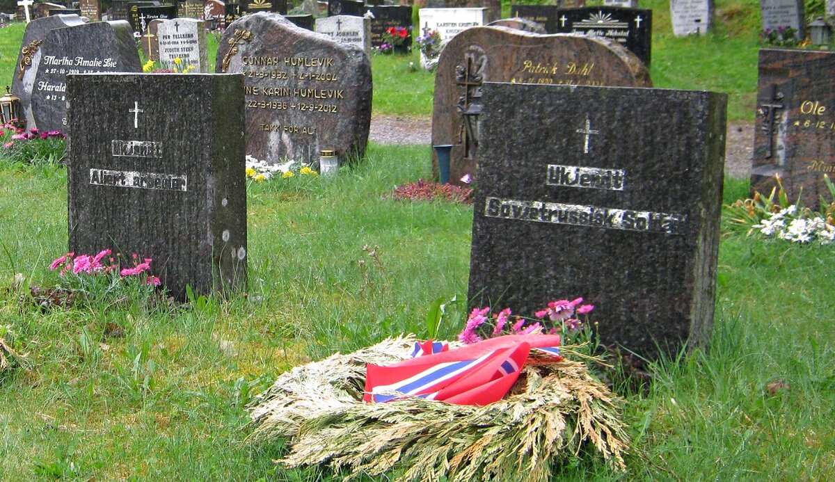 Фото автора. Надпись гласит "Неизвестный Советский русский солдат"