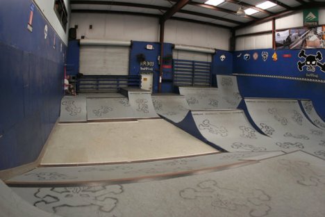 Прежде всего, обратим внимание на SkateLab Skate Park, Атлантик-Бич, Флорида, США. Особенностью этого скейт-парка можно назвать объединение в нем площадок с фигурами закрытого и открытого типа. Во время катания по многочисленным трамплинам, квотерам, рампам, фигурам, спортсменам предоставляется возможность комбинировать райдинг на совершенно разных по своей атмосфере площадках, что не дает не заскучать ни на минуту. Спот совершенно не надоедает, что делает SkateLab Skate Park выдающимся местом для фанового катания и проведения крупных соревнований.