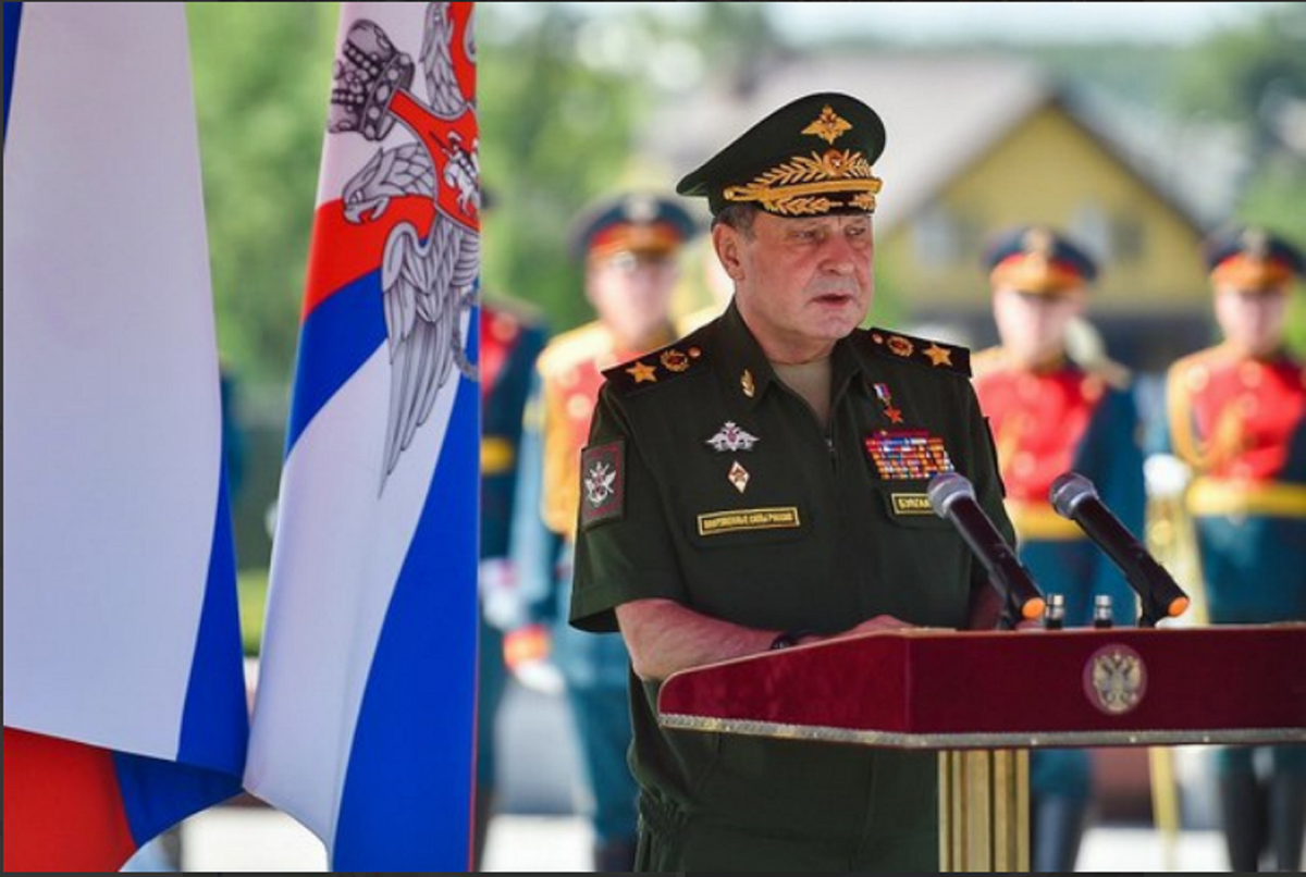 Интересно, а что думает главный тыловик генерал армии Булгаков о своих вороватых подчиненных, к тому же берущих не по чину. Фото от пресс-службы Минобороны России.