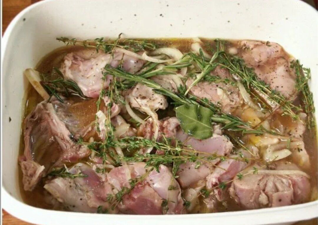 Мясо в маринаде фото. Маринад для кролика. Как замариновать кролика чтобы мясо было мягким. Как замариновать кролика для жарки. Крольчатина в духовке.