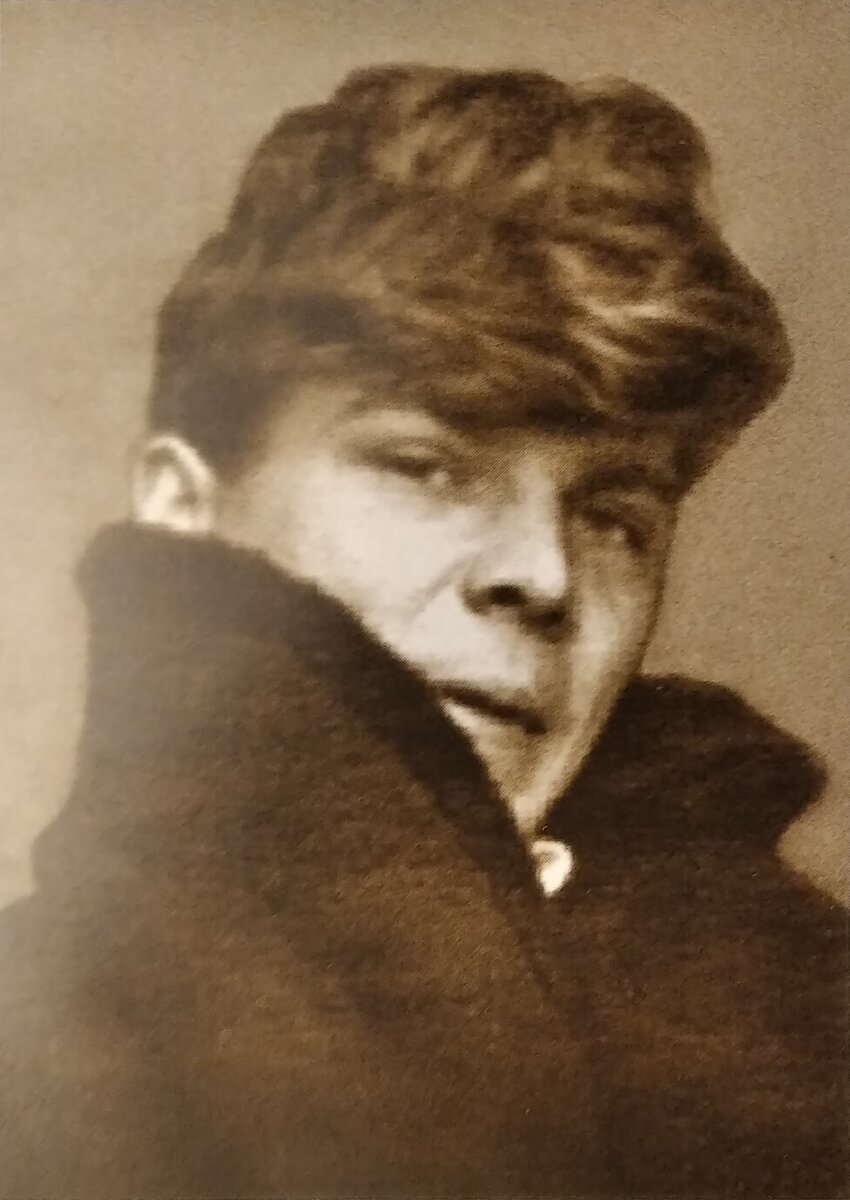 "Он появился... в долгополом темном пальто".