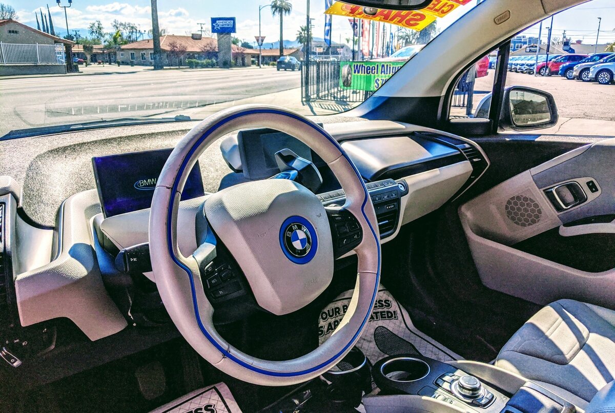 Через год владения поменял на машину с более емкой батареей