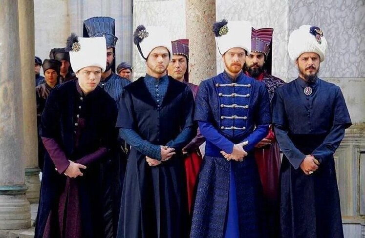 Сыновья султана Сулеймана (справа налево): Мустафа, Селим, Баязид, Джихангир. Кадр из сериала "Великолепный век". Источник изображения: br.pinterest.com