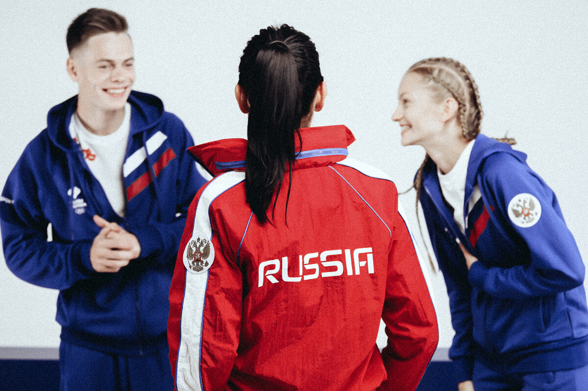 Российские спортсмены в костюмах форвард