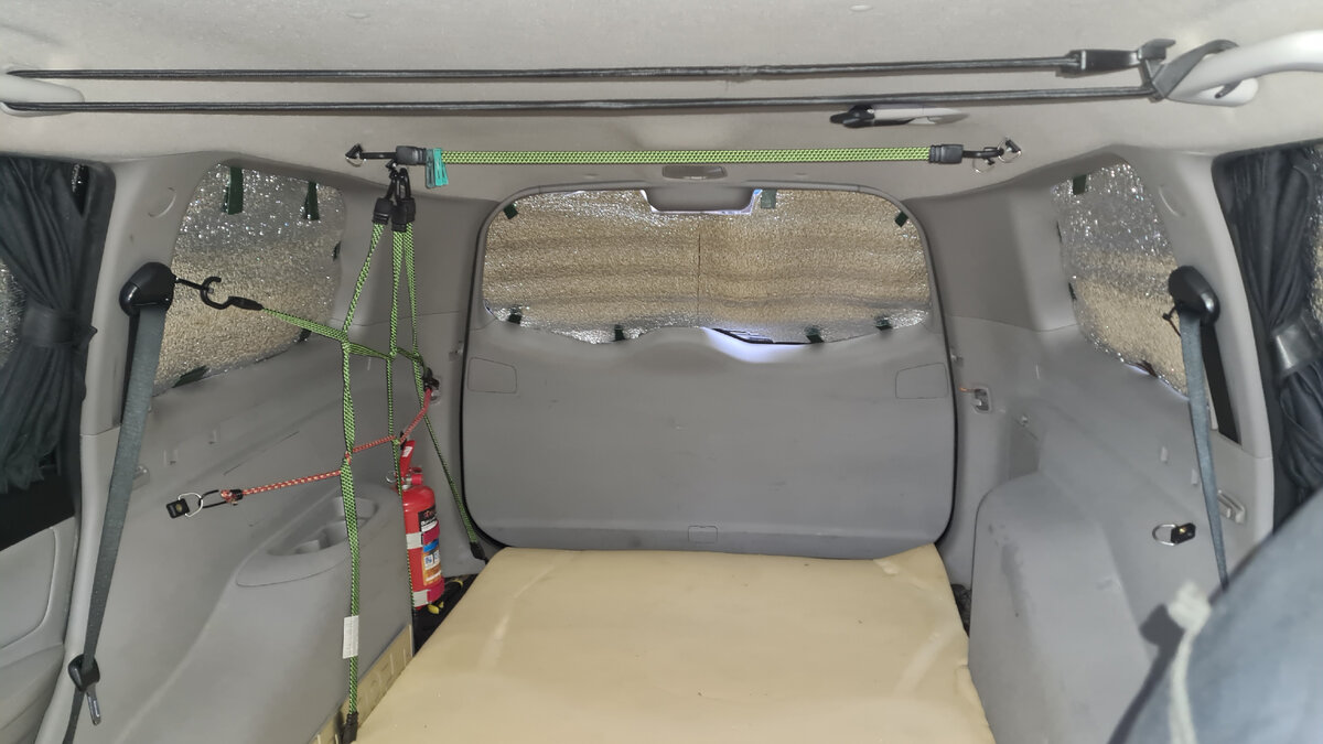 Утепленный салон автомобиля для зимних экспедиций