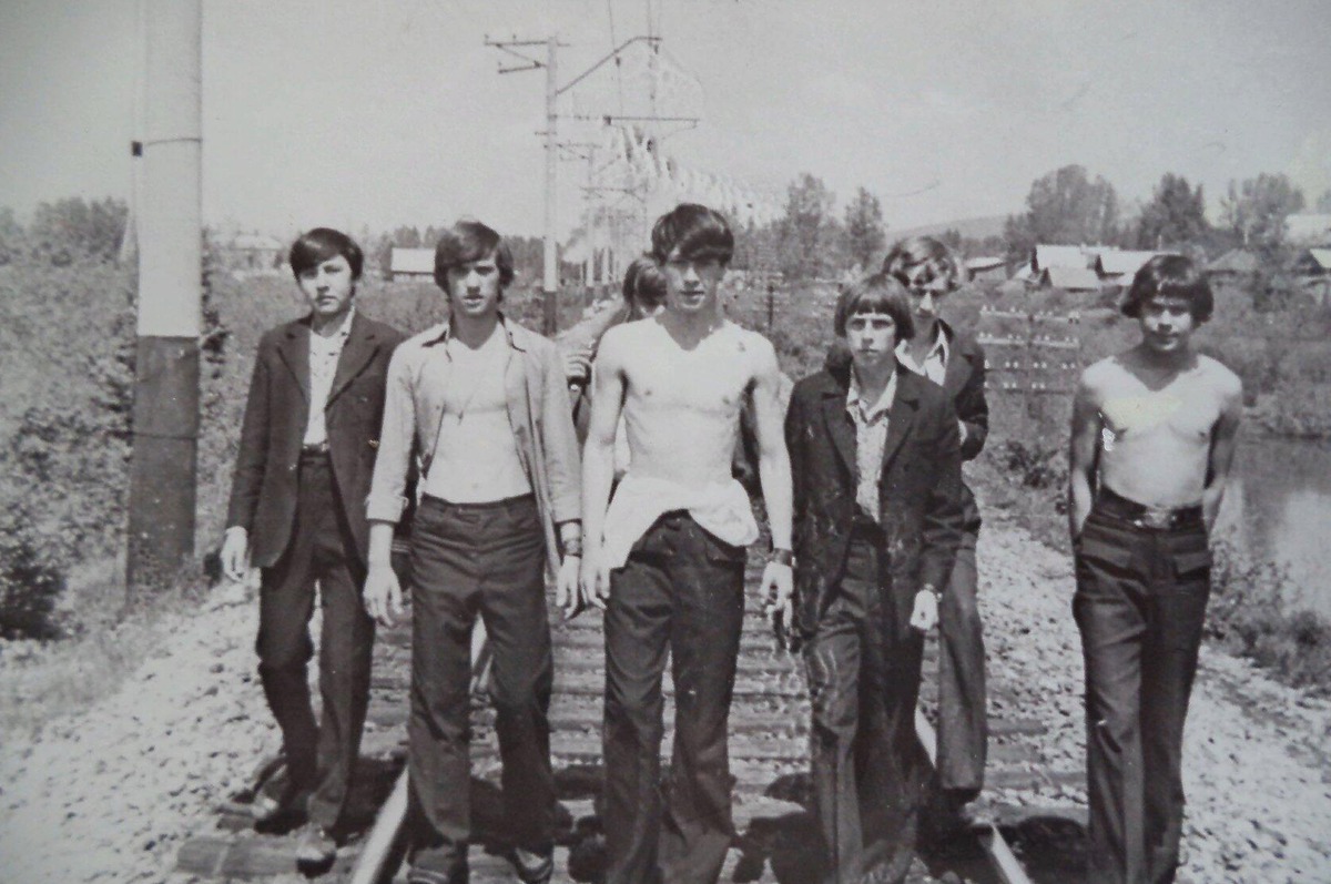 А это мы идем на речку, тоже после девятого класса. 