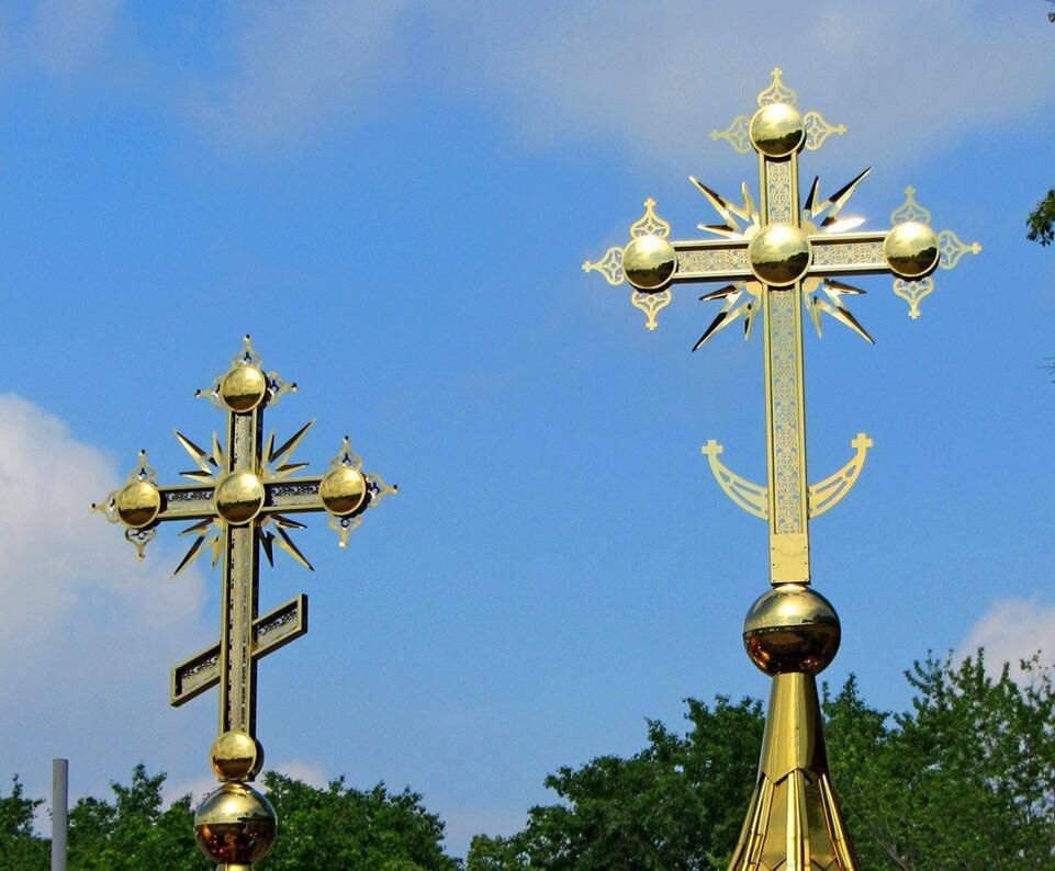 Почему на православных крестах полумесяц