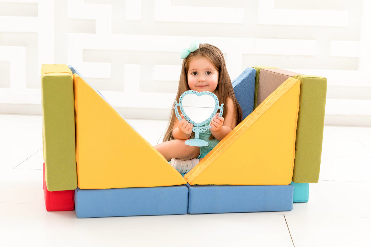 Домик на фото собран из поролоновых модулей на магнитной сцепке 