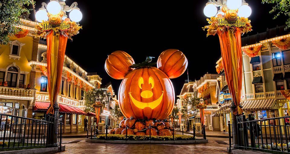 Светильник Джека в виде головы Микки Мауса.