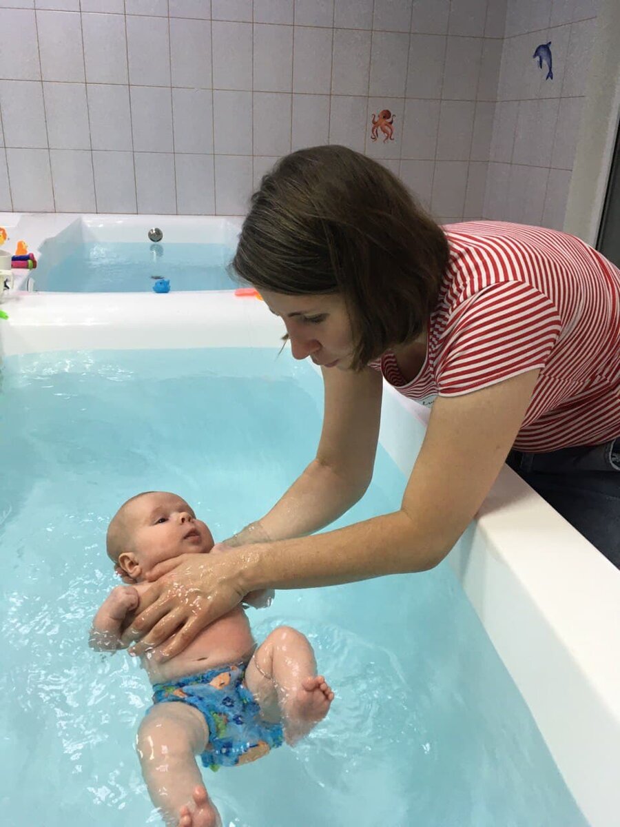 Моя верхняя рука лишь касается кожи ребёнка.  Малышка держится на воде сама.
