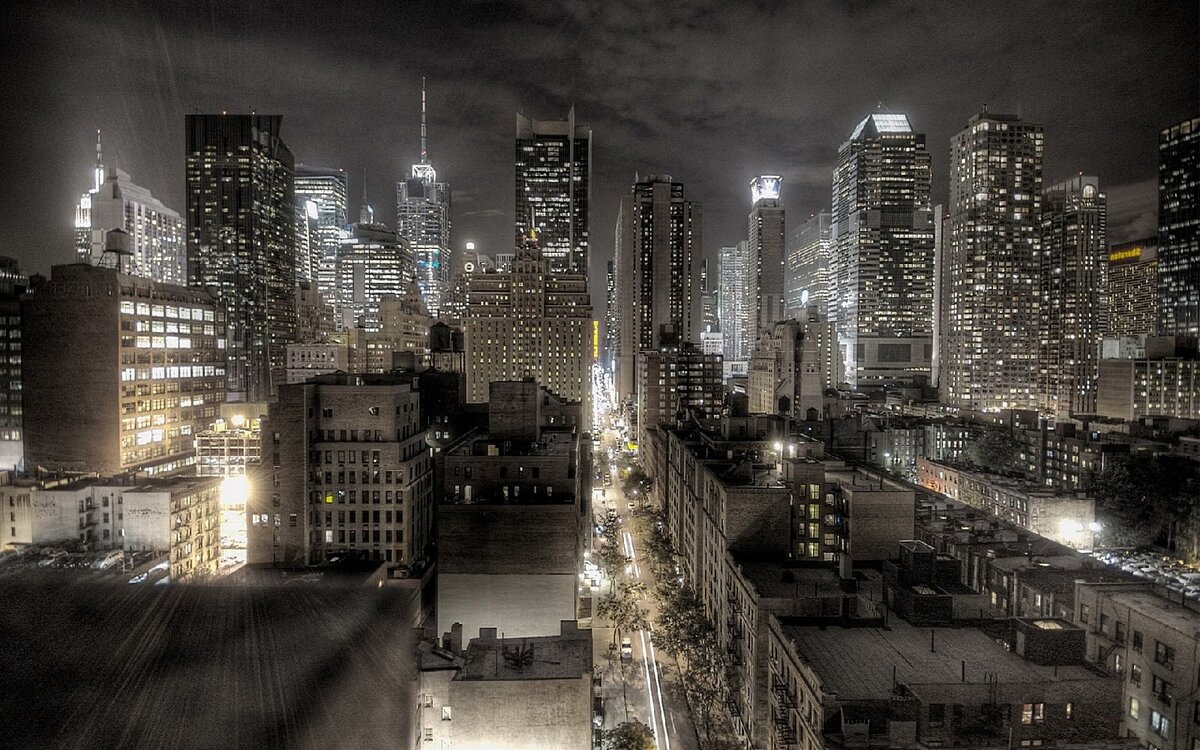 Трехсотлетнему Городу снова грозит коварный Старьевщик. Тут впору бы испугаться, но Город, тертый игрок, держит в рукаве три козырных карты: Короля, Даму и Валетов.