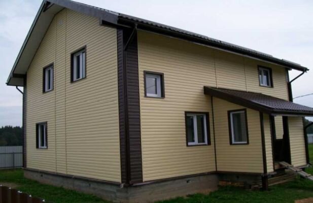 А вот если пристроить к длинной стене закрытое крыльцо, то ветер с этой стороны дома исчезнет