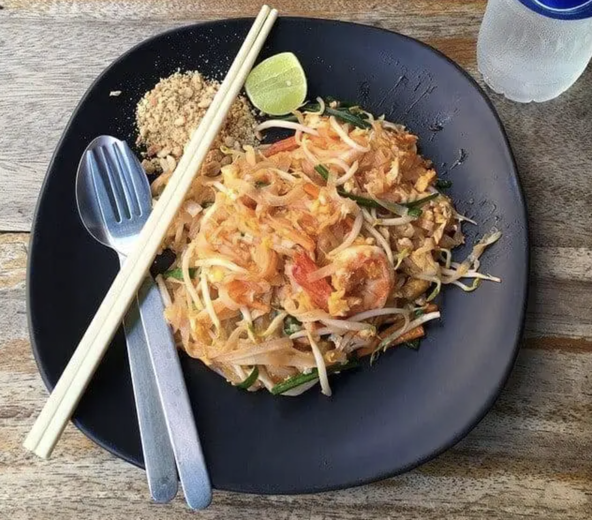 Пад Тай - это блюдо, которое, вероятно, больше всего ассоциируется с Таиландом.