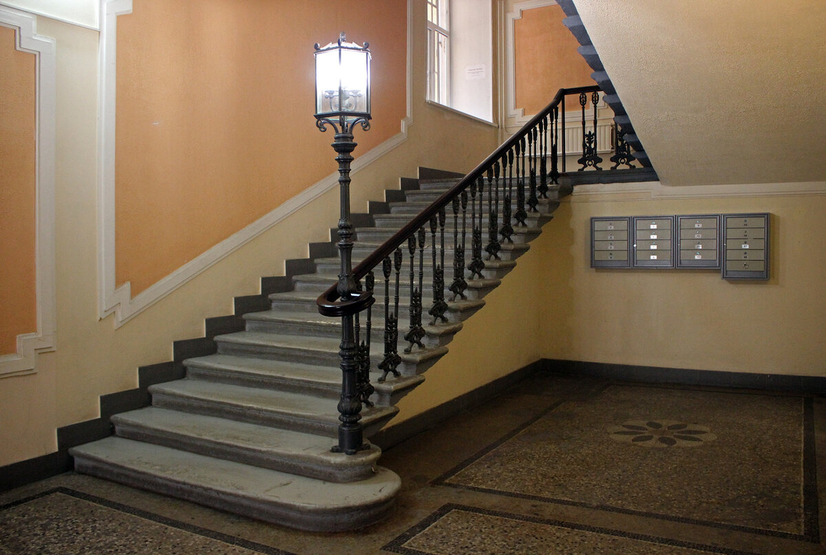 Фонарь в парадной