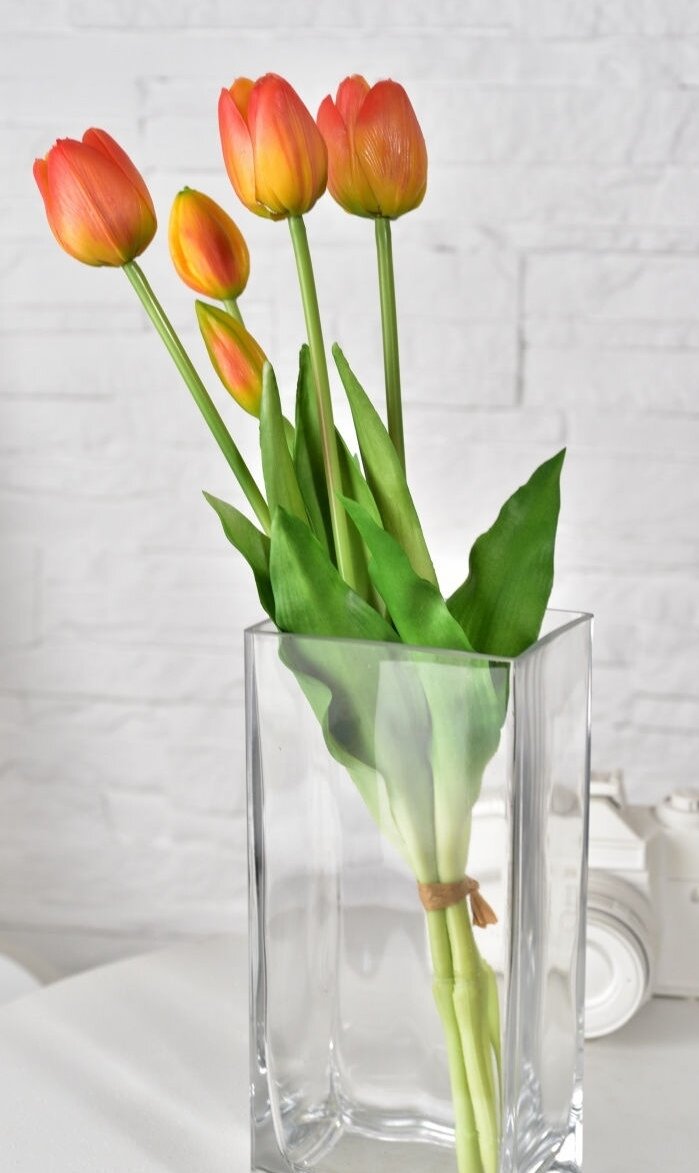 Примерно такие тюльпаны, но я свои покупала в Москве, в ТЦ,  в магазине интерьера для дома, и они были производства Италии. 