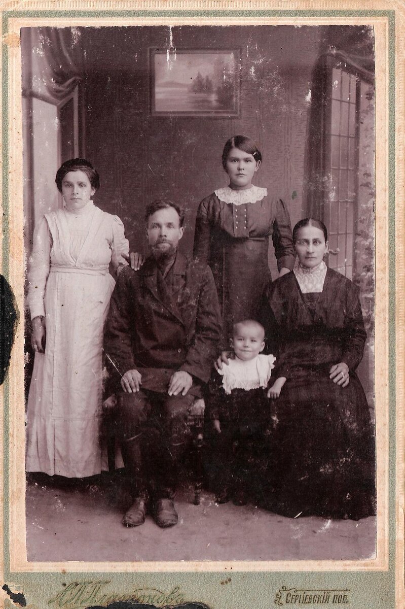 Прадед со своей первой женой и семьей сестры. Также дореволюционная фотография.