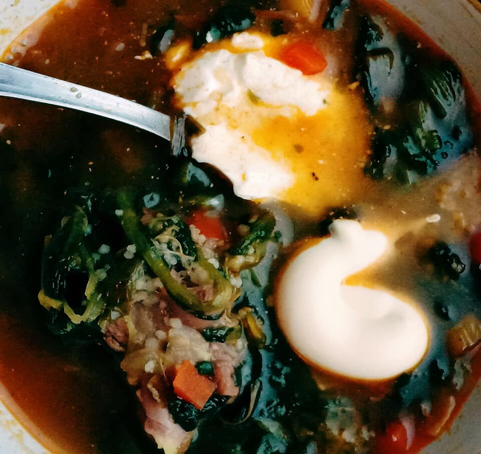  Варим исключительно на индюшачьей шее! 
В зажарку лук репчатый,  морковь,  остатки лука зеленого,  порей,  и почти умершая кинза (а не фик было так много брать).  Ложка томатной пасты. 
Потом шпинат, много шпината, надо разгрузить морозилку. 
Варим.  Котаны говорят что индюшачья шея отправлена не по адресу и они возмущены. 
Тир не возмущен,  но удивлен,  слишком маленький кусочек достался кардигану. А остальное куда?? Почему в кастрюлю? 
Сварилось.  В керамическую миску (я настаиваю,  именно в миску,  а не тарелки эти интеллигентские)  насыпаем кус-кус и заливаем ЩЩами!  Непременно с куском шеи. 
Настаиваем минут 5 под крышкой.  Открываем. 
Добавляем ложку сметаны и ложку майонеза!  Ибо новогодний организм нельзя резко отлучать от майонеза!  Чревато! 
Перемешиваем. 
Едим под писят грамм.  
Наслаждаемся!