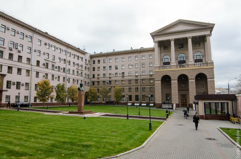 Источник: фото www .nashtransport.ru здание главного управления МВД России по городу Москве.