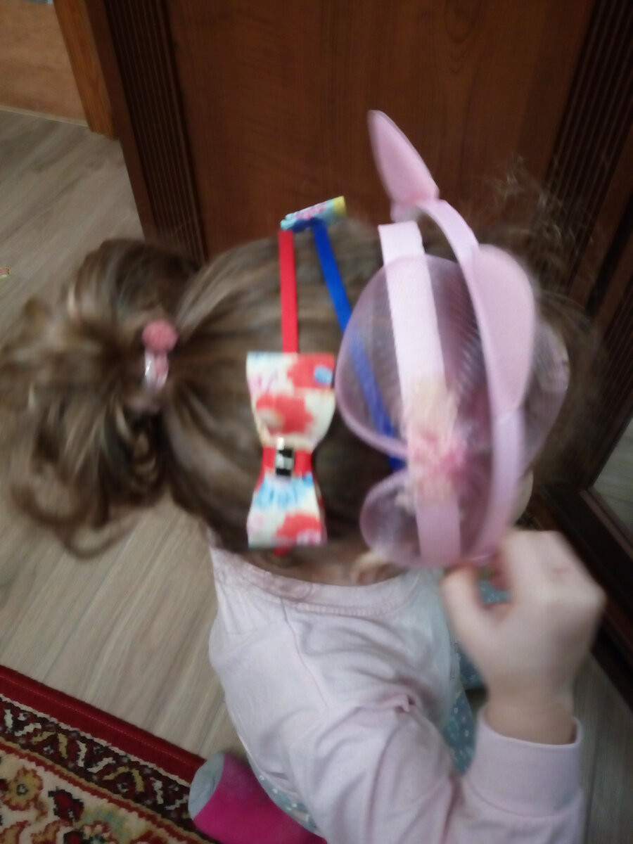 Внучка моей младшей сестры Тамары. Очень красивая. 3 годика. Ангел с пышными кудрявыми волосами. Украсила себя всеми сразу ободками и... у зеркала крутится.