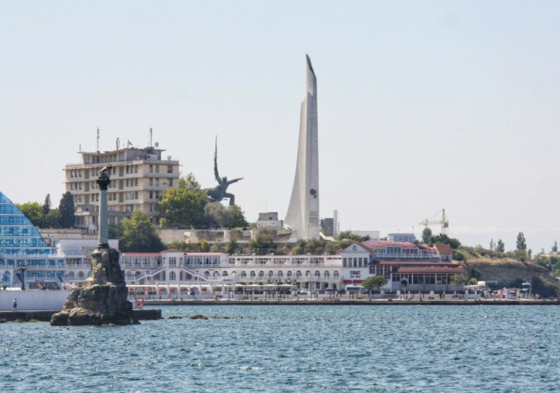 Обелиск Городу-Герою Севастополю. Скульптуры «Солдат и матрос» и обелиск, известный в обиходе как «Штык и парус»