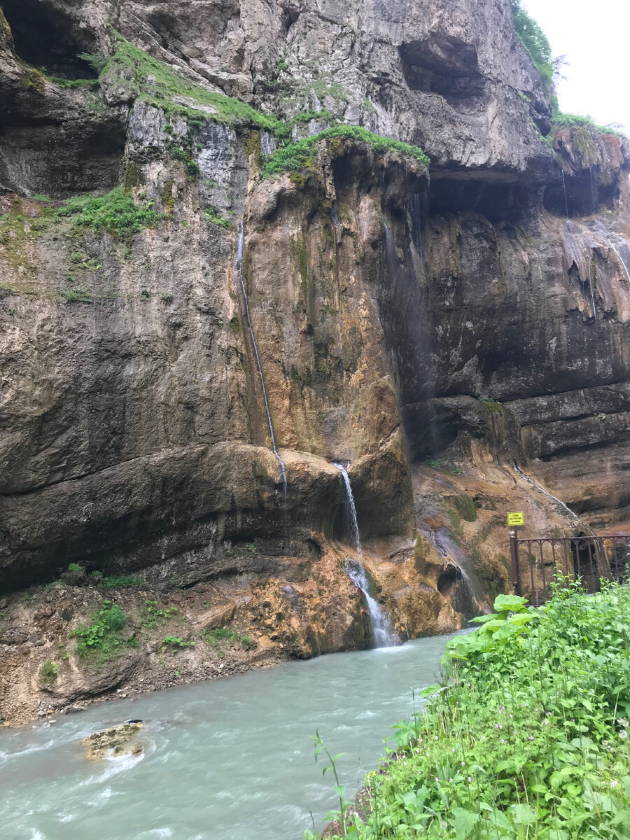 Весной в Чегеме очень красиво. Пышная зелень, обалденный воздух!