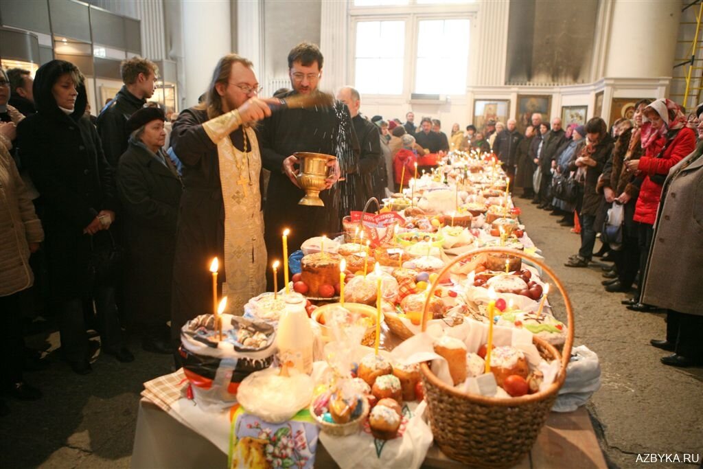 Священник освящает куличи