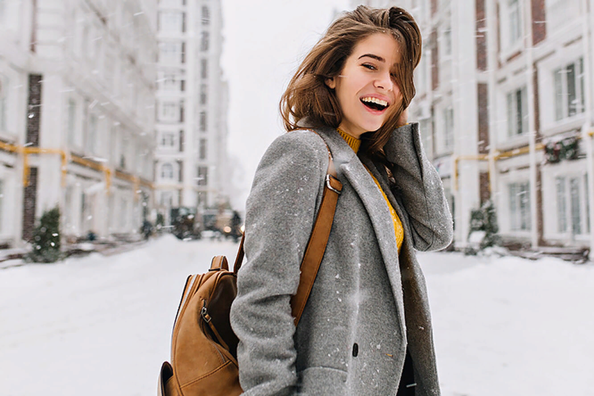 Charming girl. Девушка в пальто. Девушка зимой в городе. Девушка улыбается зимой. Девушка в пальто зимой.