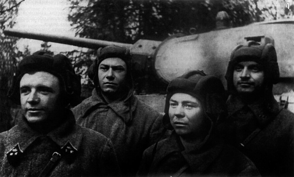 Дмитрий со своим экипажем. Дмитрий слева.