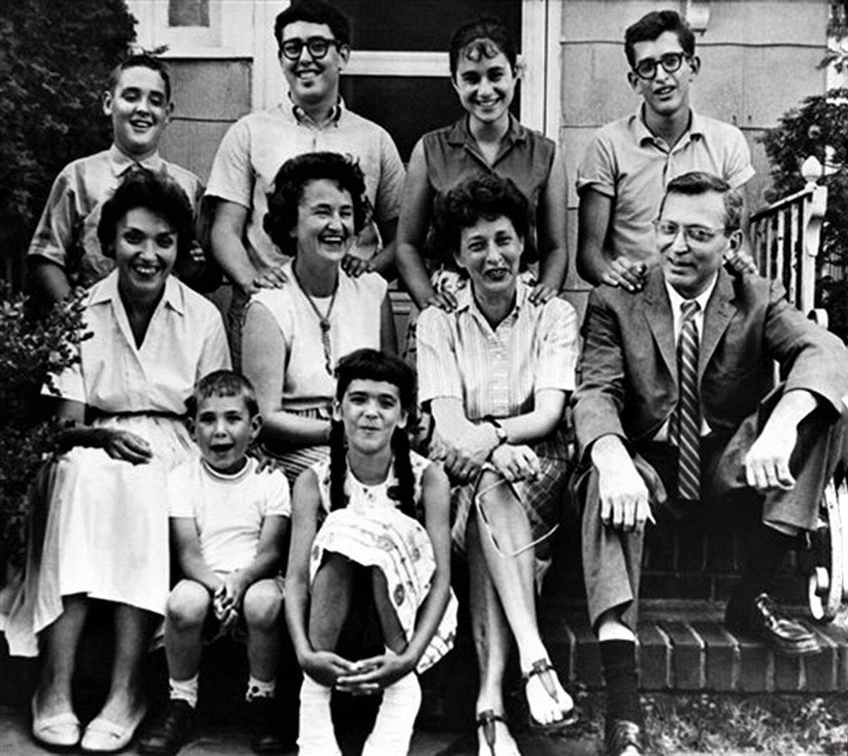 На фотографии 1962 года изображены некоторые родители и дети, которые подали иск против молитвы в государственной школе (дело Энгель против Витале).