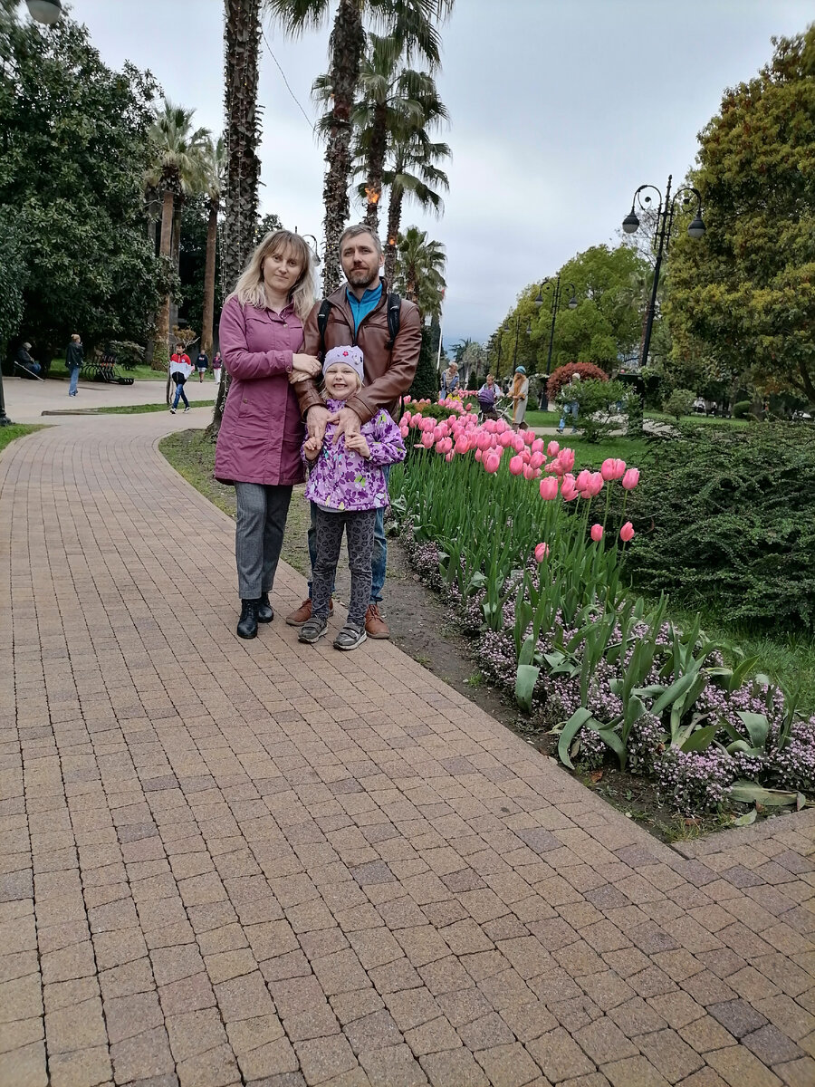 Мы на прогулке в центре, снимал сын на мой телефон. Погода чудесная, но все еще прохладно. 