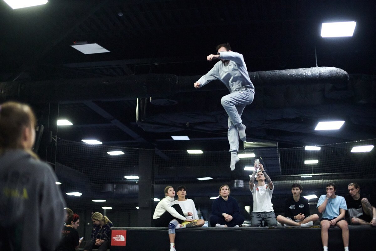 Собрали для вас технику исполнения трюков, с которых можно начинать обучение батутному фристайлу. Батутный парк BigWall AirSport. Москва.