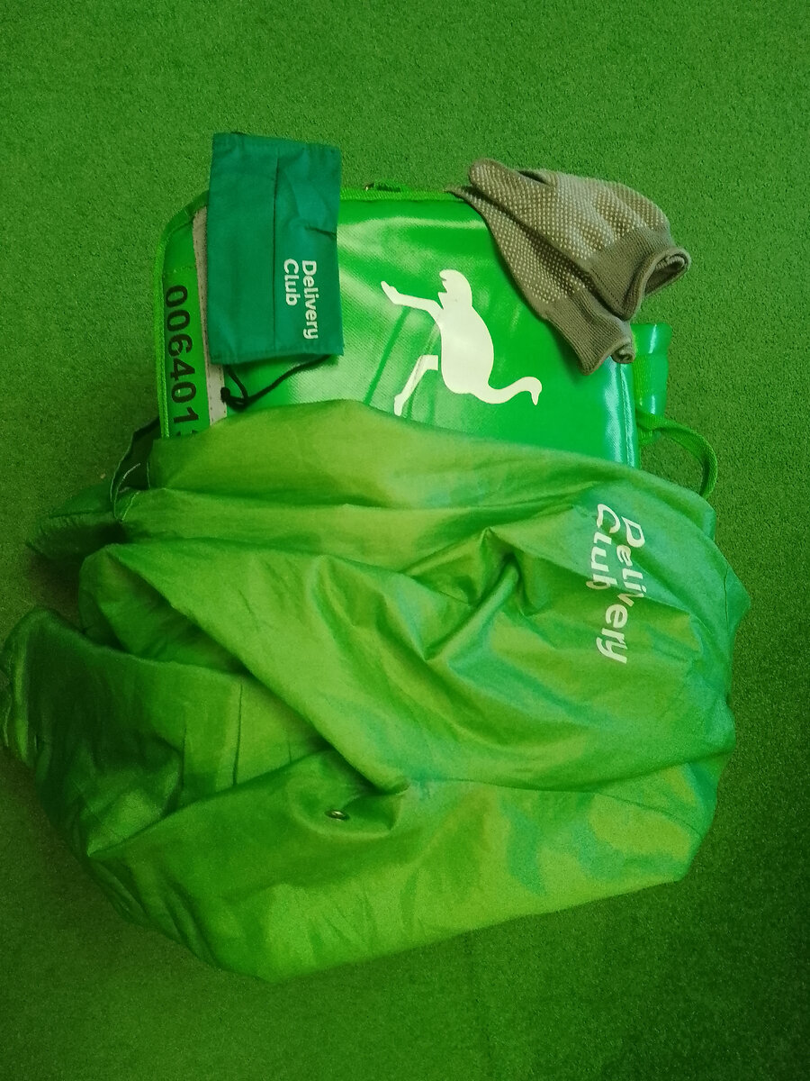 Летний вариант: термо сумка, плащ, маска и перчатки.