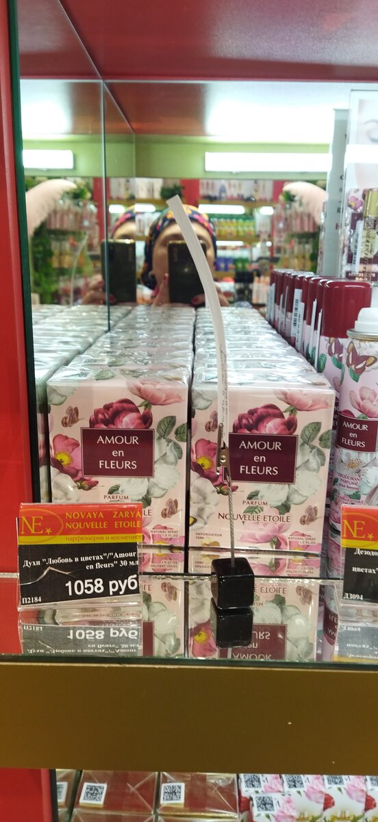 AMOUR EN FLEURS. Относительно новый аромат. Совершенно неожиданно открылся на коже свежим, легким мускусно-цветочным, очень приятным и уместным для любой оказии. Мускусная составляющая очень похожа на их же RENOMEE (который еще в разы свежее и формальнее, очень красивый сейчас аромат стал, он холоднее и строже в сравнении с этим амуром в цветах; еще он похож на ароматы серии Herbae L'Occitane en Provence - этот аромат того же плана, только вместо полевых цветов - садовые).