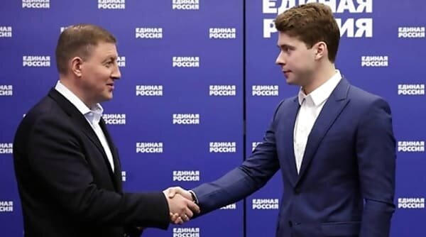 Илья Медведев получил партбилет от "Единой России"