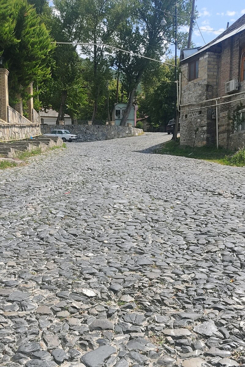 По исторической части придется ходить вот по такой исторической брусчатки
