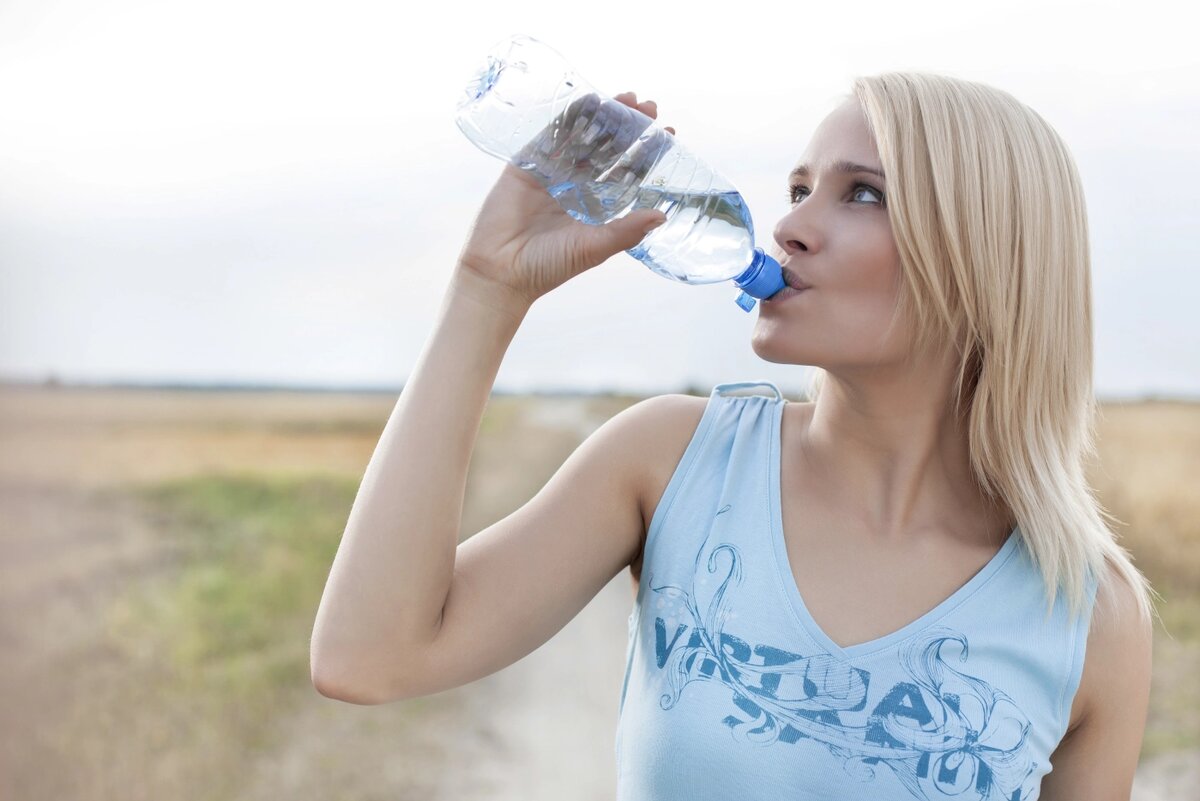 К чему снится пить во сне воду. Женщина пьет воду. Девушка с бутылкой воды. Девушка пьет воду из бутылки. Девушка с большой бутылкой воды.