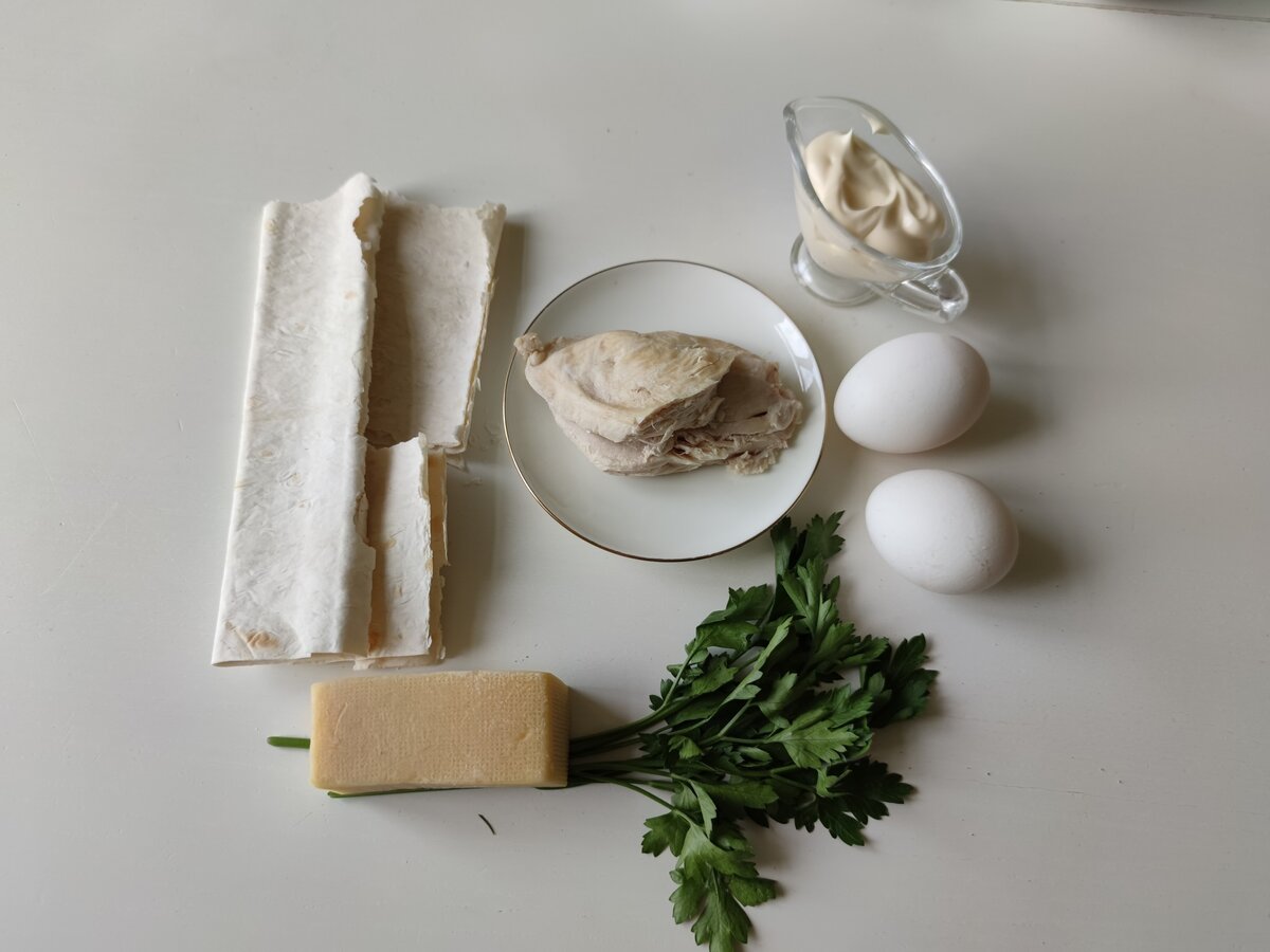 Ингредиенты: куриное филе отварное 150 гр, лаваш 150 гр, сыр 50 гр, яйцо 2 шт, сметана 50 гр, зелень 10 гр, соль по вкусу