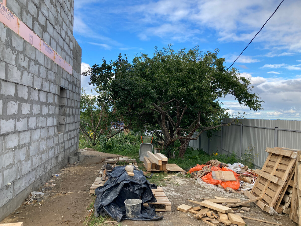 Двор, вид справа (фото мое)