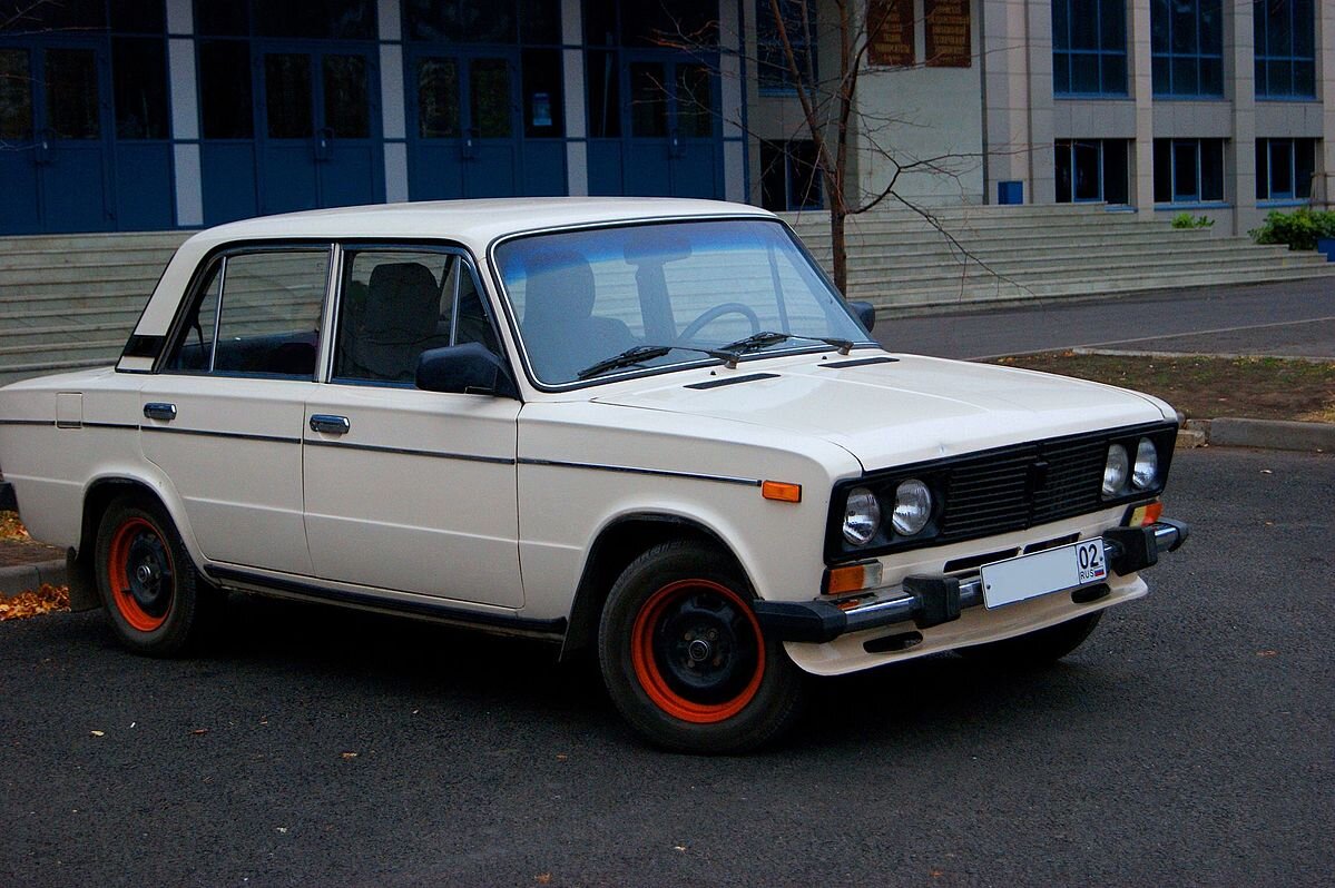 На такой автомобиль деньги будут практически у всех...                                                    BobbyRC, CC BY 3.0 <https://creativecommons.org/licenses/by/3.0>, via Wikimedia Commons