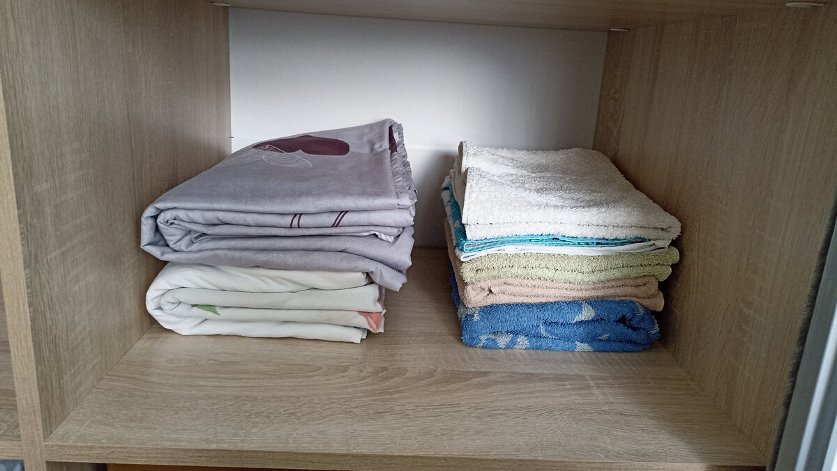 В спальне в шкафу лежит 2 комплекта белья и комплект полотенец. На смену. При необходимости достаю из запаса. На полке ровно столько, сколько нужно
