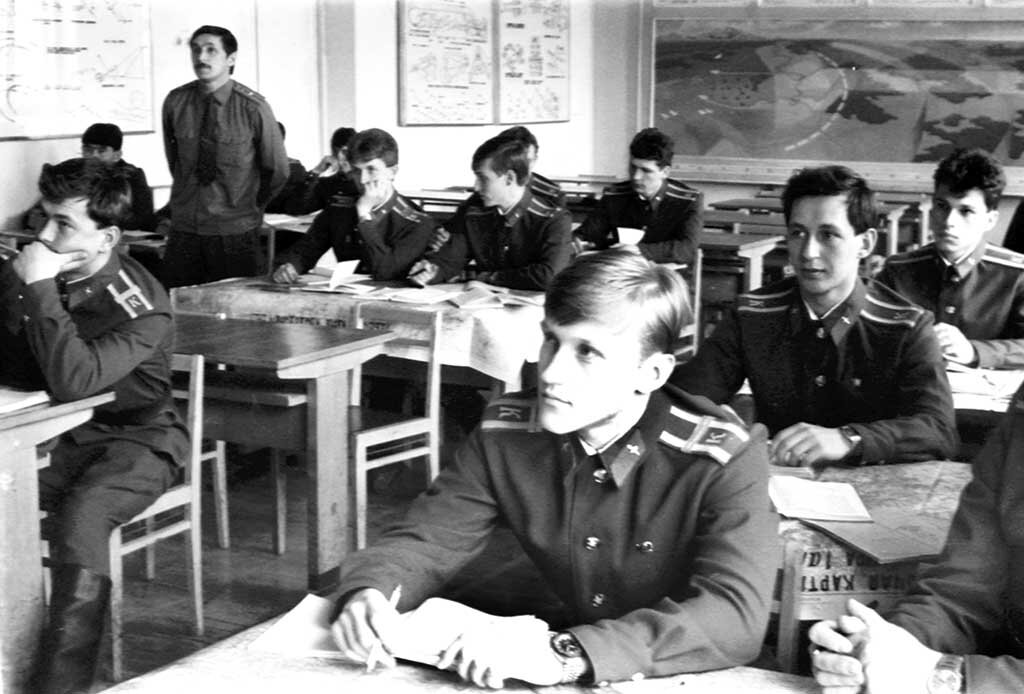 Жизнь в военных училищах. Фрунзе 1986 летное училище. Советские курсанты военных училищ. Курсант военного училища. Курсанты на занятиях.