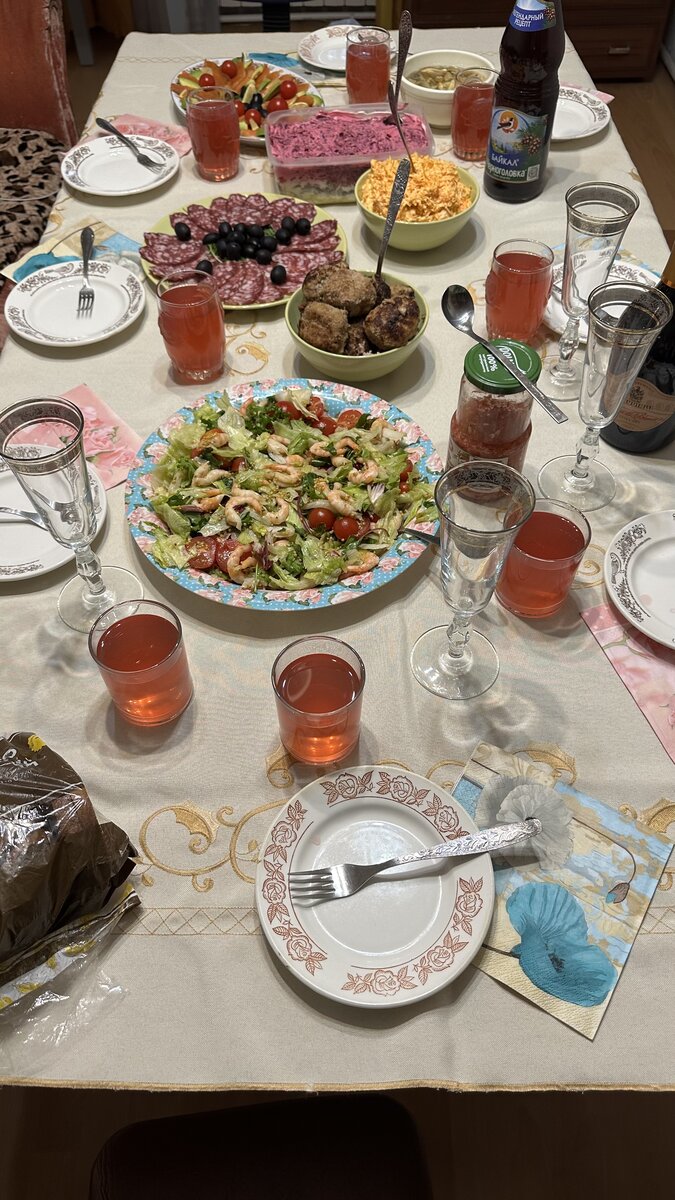 Мама просто в гости пригласила)