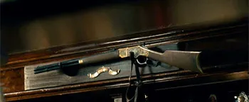 Над баром висит ружье, потому что заведение называется "Винчестер".