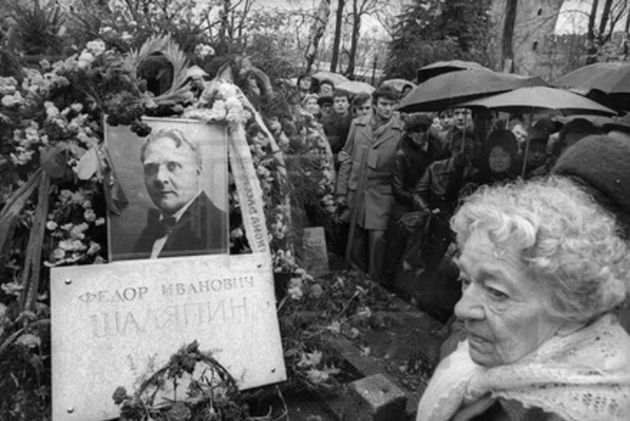 Знаменитый русский бас Федор Иванович Шаляпин имел две жены. Причем, в течение 15 лет они обе были у него параллельно. От обеих жен у него было 9 детей.-6